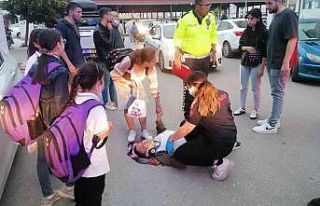 Evine giden kadına araç çarptı, çocukları başında...