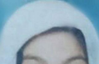 Evinin önünde düşen kadın hastanede hayatını...