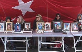 Evlatlarının yolunu gözleyen ailelerin nöbeti...