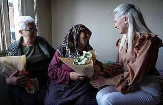 Evlilikte 30 yılı devirmiş annelere ziyaret