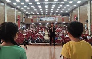 Eyyübiye’de okullar arası koro ve halk oyunları...