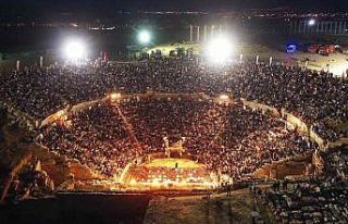 Ezgiler 2 bin yıllık antik tiyatroda 1690 yıl sonra...