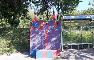 Fanatik çeşme bordo-mavi renklere boyandı