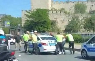 Fatih’te kavga eden sürücüleri trafik polisleri...