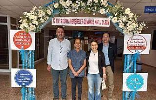 Fethiye’de hemşirelere çiçekli karşılama