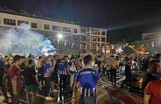Fethiyespor taraftarı, 2. ligi kutladı