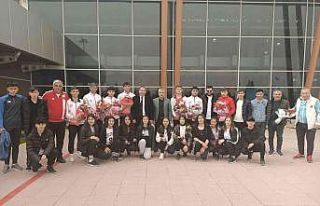 Fransa fatihleri çiçeklerle karşılandı