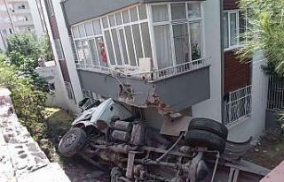 Freni boşalan su tankeri apartmanın bahçesine düştü