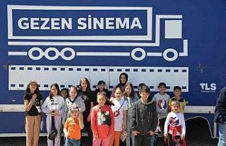 Gediz’de çocuklar, gezen sinema ile tanıştılar