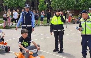 Gediz’de öğrencilere uygulamalı trafik eğitimi