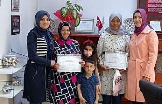 Gediz’de okuma yazma kursunu tamamlayan yabancı...