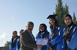 Gediz’de yüksekokullarda mezuniyet heyecanı