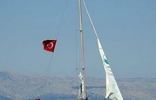 Gelecek için Hopa’dan yelken açan tekne Çeşme’de...