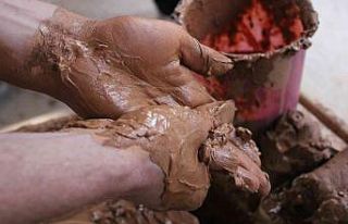 Geleneksel seramik yapımı sanatsever öğrencileri...