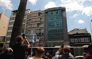 Genç adam çatıya çıktı, vatandaş cep telefonlarına...