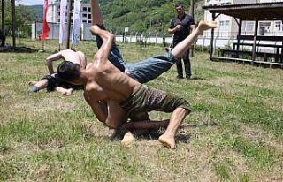 Genç güreşçiler hünerlerini sergiledi