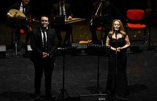 Genç sanatçı, özel günde annesiyle düet yaptı