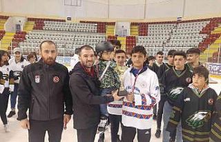 Gençler buzu ısıttı