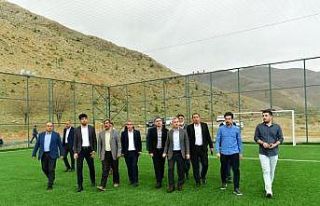 Gençler halı saha istedi, Başkan Çınar yerine...