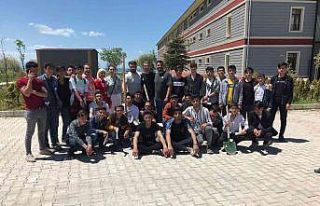 Gençler Van Gölü sahilinde temizlik yapıp fidan...