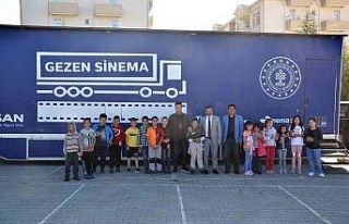 Gezen sinema tırı Emet’te çocuklarla buluştu
