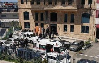 Giresun’da asansör boşluğunda çalışan işçiler...