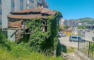 Giresun’da metruk binalar yıkılıyor