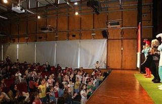 Gölcük’te çocuklar tiyatro ile eğleniyor