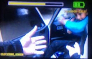 Göle dönen alt geçitte mahsur kalan çocuk, polis...