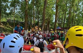 Gönüllü gençler rafting yaptı