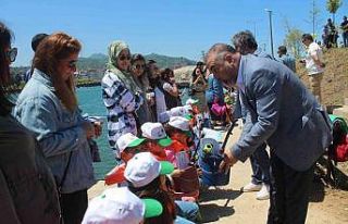 Görele’de çocuklara olta takımı dağıtıldı