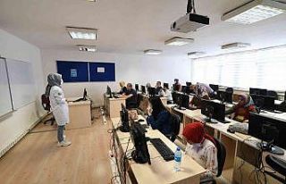 Görme engelliler KOMEK’te bilgisayar kullanmayı...