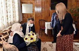 Güllü nine 111. yaşını Vali Taşbilek’le kutladı