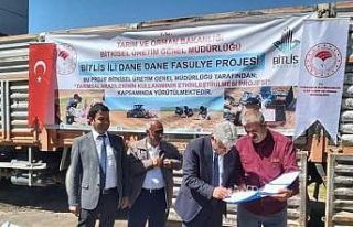 Güroymak’taki çiftçilere fasulye tohumu dağıtımı