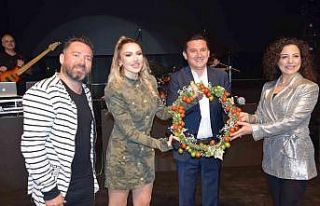 Hadise Kumluca’da Domates Kraliçesi seçildi