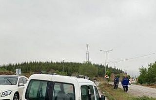 Hafif ticari araç aydınlatma direğine çarptı:...
