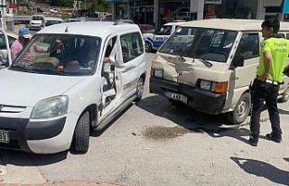 Hafif ticari araç ile minibüs çarpıştı: 1 yaralı