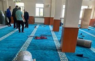 Hakkari Belediyesi caminin halılarını değiştirdi