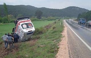 Hasta naklinden dönen ambulans şarampole devrildi:...
