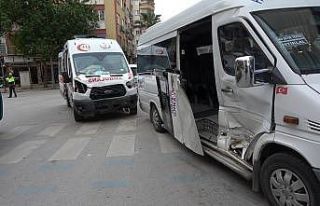 Hasta taşıyan ambulans dolmuşla çarpıştı; 2...