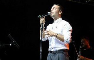 Hatay’da ünlü popçu Oğuzhan Koç sevenleriyle...
