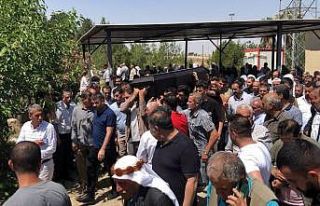 Hayatını kaybeden mahalle muhtarını binlerce kişi...