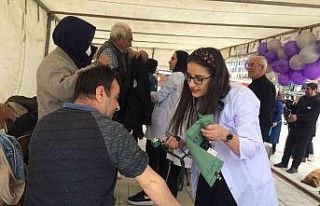 Hemşire adayları vatandaşları “inme” konusunda...