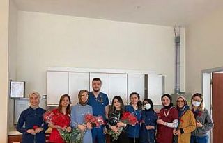 Hemşirelere karanfil dağıtıldı