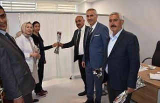 Hemşirelere karanfilli kutlama