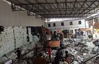 Hindistan’da fabrikanın duvarı çöktü: 12 ölü,...