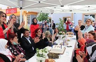 Huzurevinde anneler günü renkli görüntülere sahne...