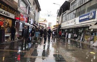 Iğdır’da bayram alışverişine çıkanlara yağmur...