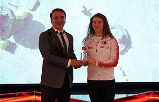 İGÜ, milli sporcularını ödüllendirdi
