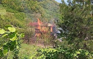 İki katlı ahşap ev alev alev yandı